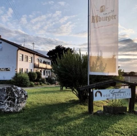Landhaus vor Burg Eltz Landhaus vor Burg Eltz
