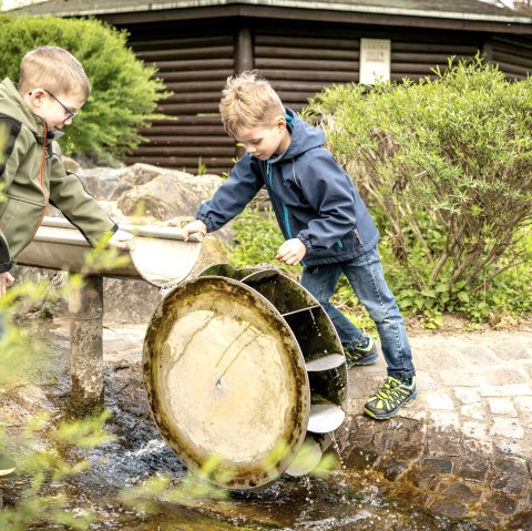 Kinder am Wasserspielplatz, © Eifel Tourismus GmbH: Dominik Ketz Kinder am Wasserspielplatz, © Eifel Tourismus GmbH: Dominik Ketz