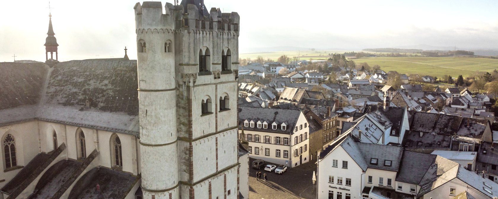 Blick auf Münstermaifeld mit Stiftskirche, © Eifel Tourismus GmbH, D. Ketz Blick auf Münstermaifeld mit Stiftskirche, © Eifel Tourismus GmbH, D. Ketz