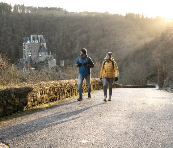Wandelen op het Eltz kasteel panorama droompad, © Eifel Tourismus GmbH, Dominik Ketz Wandelen op het Eltz kasteel panorama droompad, © Eifel Tourismus GmbH, Dominik Ketz