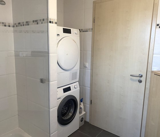 Bad mit Waschmaschine und Trockner Bad mit Waschmaschine und Trockner