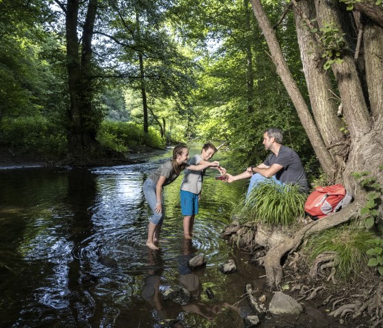 A family resting by the stream, © kappest_remet A family resting by the stream, © kappest_remet