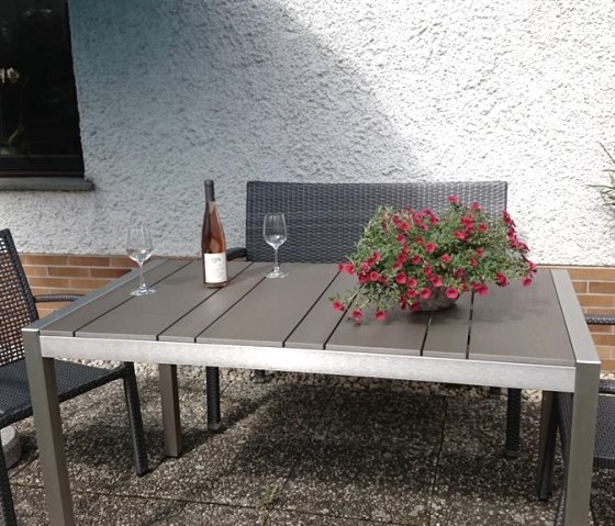 Eine gute Flasche Moselwein wartet auf Sie ... Eine gute Flasche Moselwein wartet auf Sie ...