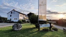 Landhaus vor Burg Eltz Landhaus vor Burg Eltz
