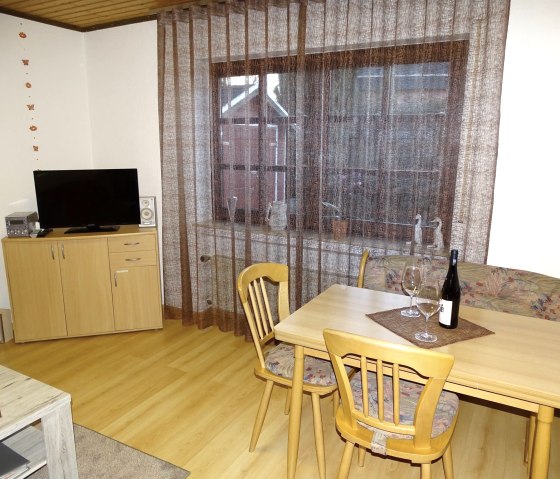 Essecke mit Fenster u. Fernseher Essecke mit Fenster u. Fernseher