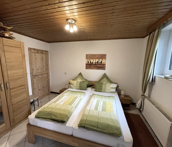 Ein gemütliches Schlafzimmer mit Vollholzmöbeln Ein gemütliches Schlafzimmer mit Vollholzmöbeln