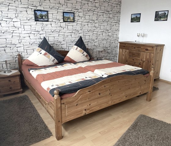 großes Schlafzimmer (bei Bedarf mit Kinderbett) großes Schlafzimmer (bei Bedarf mit Kinderbett)