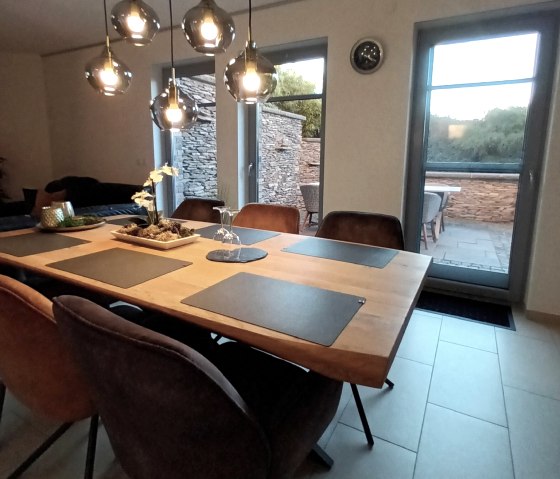 Essplatz mit Ausgang zur Terrasse Essplatz mit Ausgang zur Terrasse