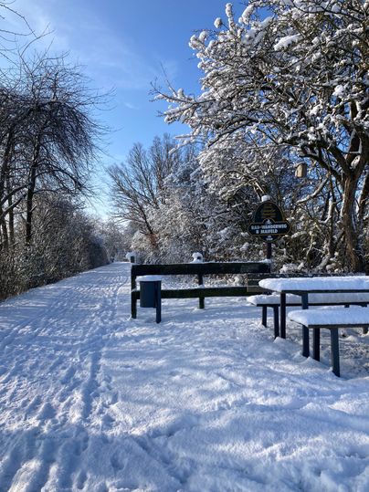 Ein Stück des Maifeld-Radwegs mit Schneedecke.