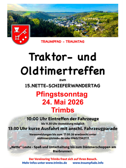 Eine Reihe von alten Traktoren in verschiedenen Farben steht unter einer Brücke. Die Traktoren sind ordentlich aufgestellt und von Bäumen umgeben.