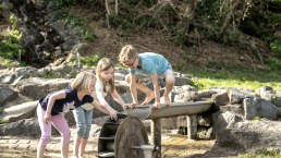 Spaß am Wasserspielplatz Mertloch, © Eifel Tourismus GmbH, Dominik Ketz