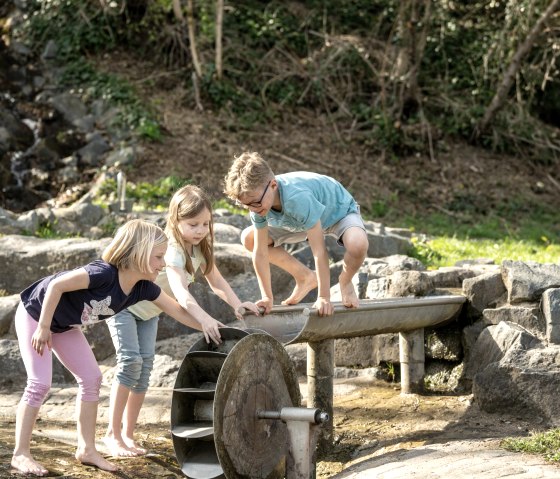 Spaß am Wasserspielplatz Mertloch, © Eifel Tourismus GmbH, Dominik Ketz