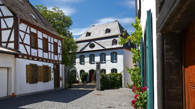 De foto toont een blik in de Herrenstraße.