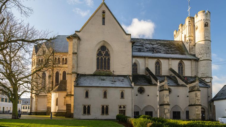 Une église impressionnante avec un charme historique et de beaux détails architecturaux. Entourée d'espaces verts et d'un ciel dégagé.