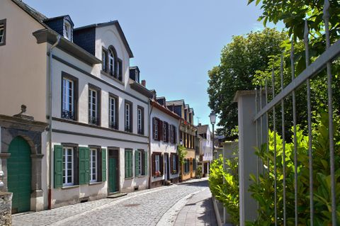De foto toont een blik in de Herrenstraße.