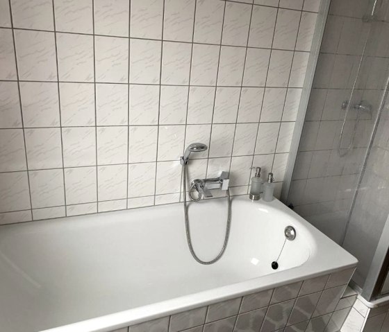 560486688