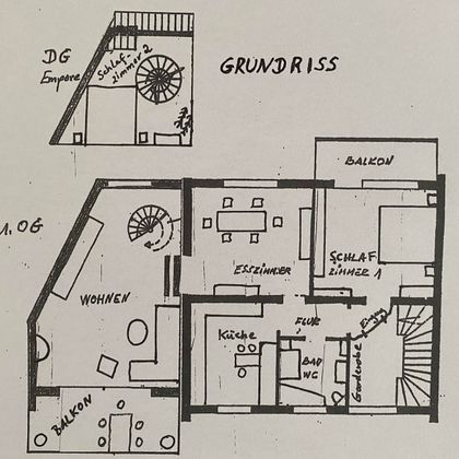 Ein einfacher Grundriss eines Gebäudes mit verschiedenen Räumen. Die Beschriftungen zeigen Bereiche wie Wohnzimmer, Küche und Schlafzimmer.