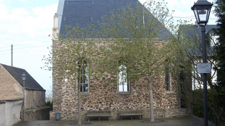 De foto toont de voormalige synagoge van opzij.