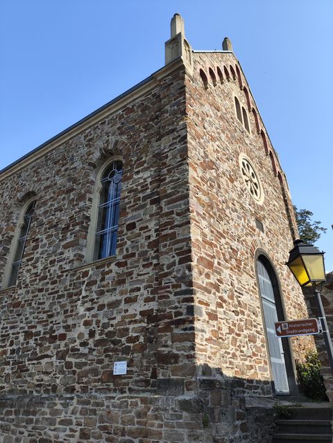 La photo montre l'ancienne synagogue.
