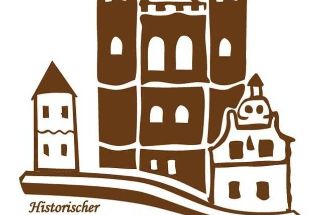 Ein historisches Gebäude mit Türmen und verschiedenen architektonischen Elementen ist abgebildet. Der Text „Historischer Stadtrundgang“ steht darunter.