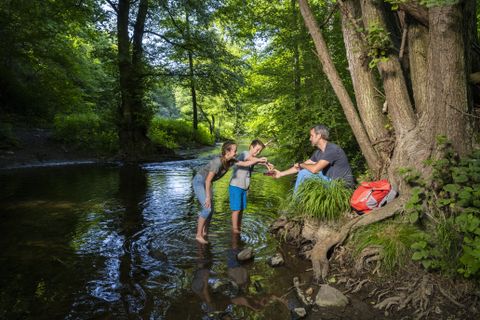 Kinder kühlen ihre Füße im Nettebach