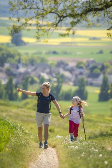 Ein Mädchen und eine junge Frau wandern auf dem Paradiesweg im Frühling