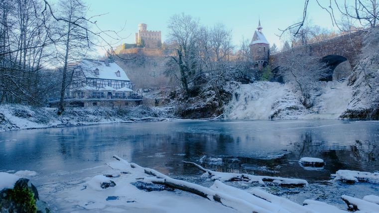 Der Wasserfall bei Burg Pyrmont bei frostigen Temperaturen