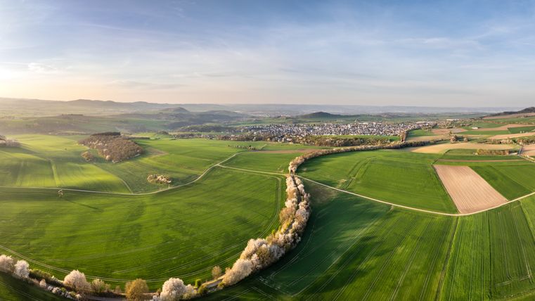 Eine Aufnahme aus der Luft zeigt den Maifeld-Radweg im Frühling.