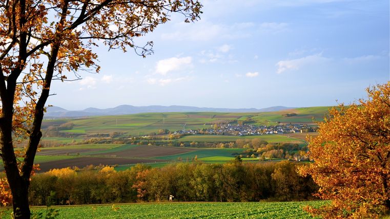 Ein Weitblick auf das Dorf Rüber im Herbst.