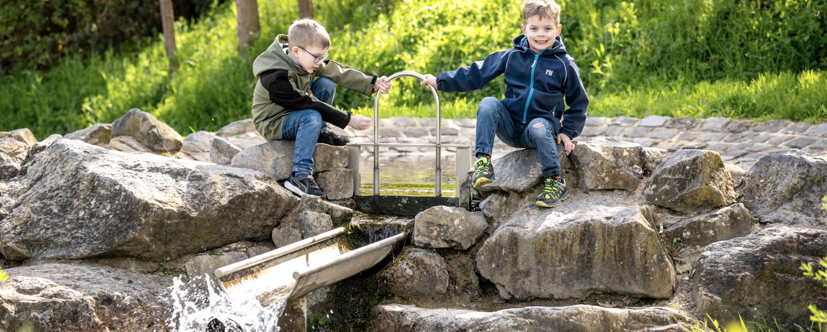 Radlerpause am Wasserspielplatz in Mertloch, © Eifel Tourismus GmbH, Dominik Ketz