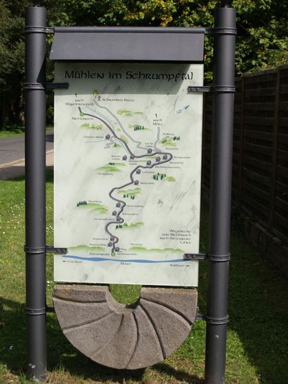 Eine Übersichtskarte mit dem Titel "Mühlen im Schrumptal". Die Karte zeigt einen Flussverlauf mit eingezeichneten Mühlen und Wanderwegen.