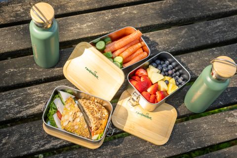Brotdosen und Flaschen mit dem Aufdruck "Maifeldschatz"
