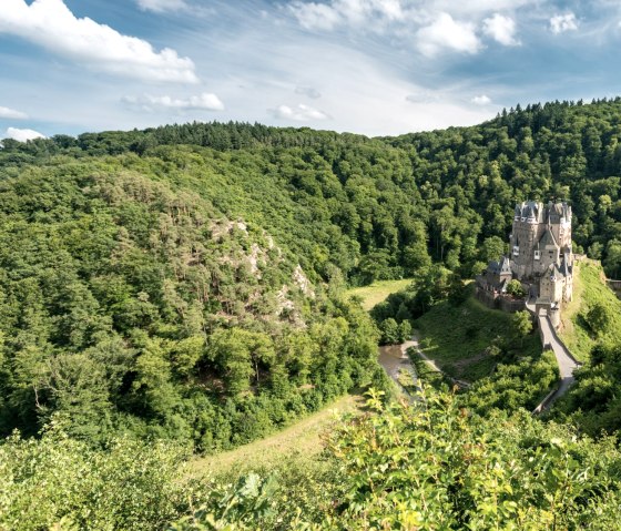 Kasteel Eltz ligt op een rots op het platteland, © Rheinland-Pfalz Tourismus GmbH, D. Ketz