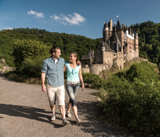 Wandelaars op het kasteelpanorama Eltz, © Rheinland-Pfalz Tourismus GmbH, D. Ketz