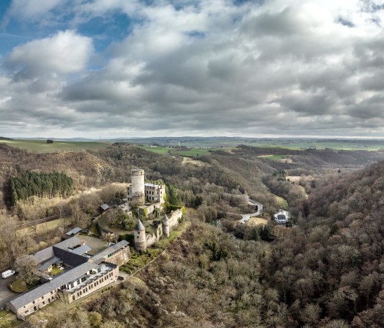 View of the Eifel landscape with Pyrmont Castle on the Pyrmonter Felsensteig trail, © Eifel Tourismus GmbH, D. Ketz