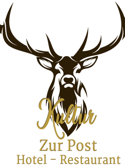Ein stilvolles Logo für ein Hotel und Restaurant. Es zeigt einen stilisierten Kopf eines Rehs und den Schriftzug „Kultur Zur Post“.