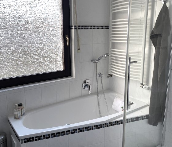 Bad mit Badewanne