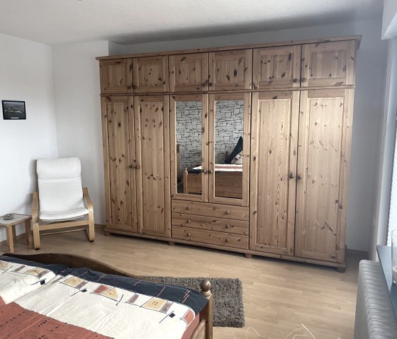 Schlafzimmer mit Sitzecke u. großem Kleiderschrank