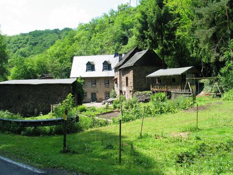 Ein malerisches Landhaus umgeben von üppigem Grün und Bäumen. Der Garten ist gepflegt und lädt zur Erholung ein.