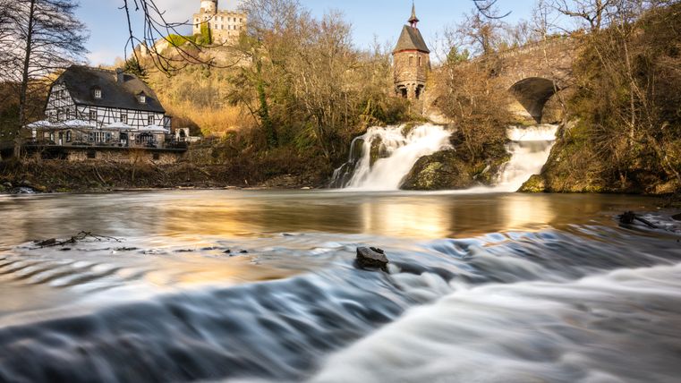 Historische Mühle und Wasserfall am Pyrmonter Felsensteig.