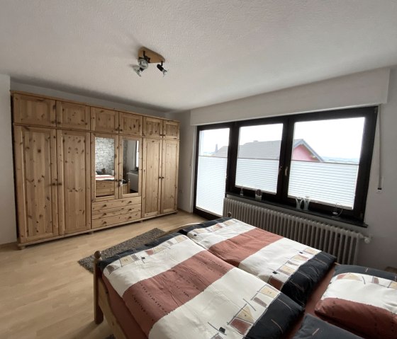 großes helles Schlafzimmer