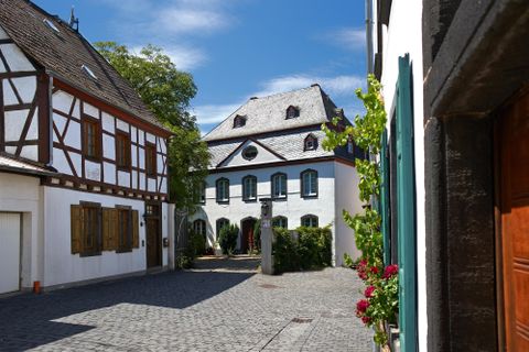 De foto toont een blik in de Herrenstraße.