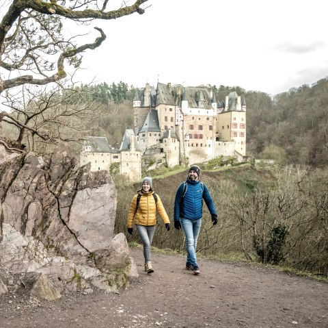 Hikers at Eltz Castle, © Eifel Tourismus GmbH, Dominik Ketz