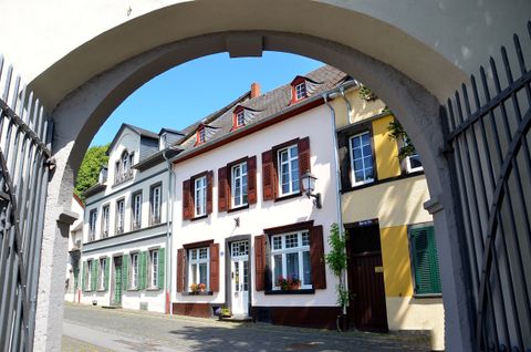 Das Foto zeigt den Blick durch das Tor auf die sanierten Häuser der Herrenstraße in Münstermaifeld