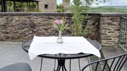 Sonnenterrasse mit Blick auf spektakul&auml;re Kulisse, &copy; Pascal Abel