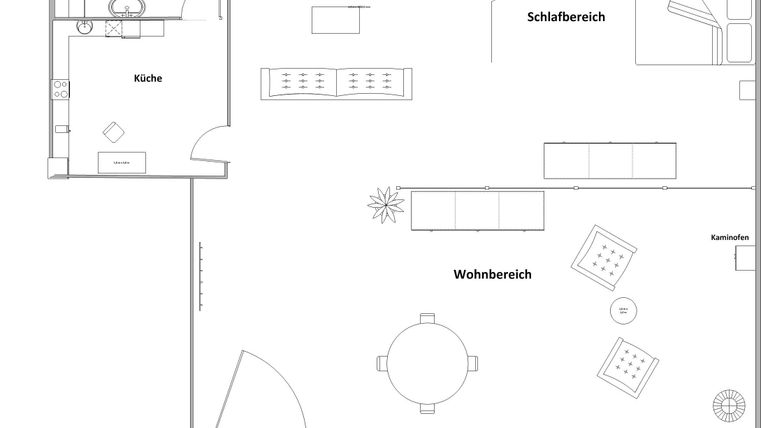 Eine Grundrisszeichnung einer Wohnung. Der Plan zeigt eine Küche, einen Schlafbereich und einen Wohnbereich mit Möbeln.