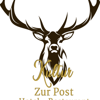 Un logo élégant pour un hôtel et un restaurant. Il présente une tête stylisée de cerf et l'inscription « Kultur Zur Post ».