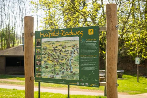 Eine Infotafel am Maifeld-Radweg mit der Karte des Wegs