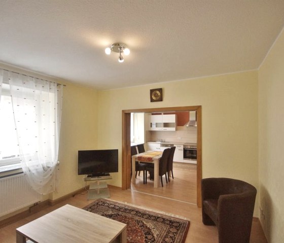 Wohnzimmer mit Durchgang zum Esszimmer