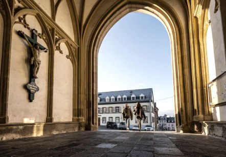 Portal an Stiftskirche St. Martin u. St. Severus, &copy; Eifel Tourismus GmbH, D. Ketz